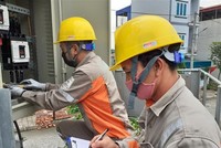 Công nhân Công ty Điện lực Thái Bình vận hành trạm biến áp 110kV cấp điện cho các phụ tải trên địa bàn. (Ảnh: TTXVN).