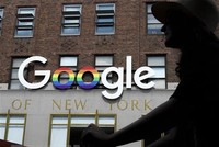 Biểu tượng Google bên ngoài văn phòng ở New York, Mỹ. (Nguồn: AFP/TTXVN).