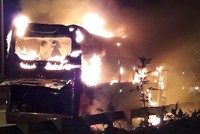 Xe khách bốc cháy dữ dội.