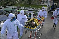 Nhân viên y tế chuyển bệnh nhân mắc COVID-19 tới một bệnh viện ở bang Para, Brazil. (Ảnh: AFP/TTXVN).