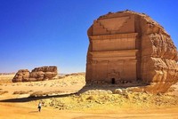 Ngôi mộ giữa sa mạc tạc từ khối đá khổng lồ