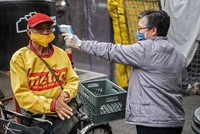 Một người đàn ông được đo thân nhiệt tại khu chợ ở thủ đô Mexico City của Mexico hôm 22/6. Ảnh: AFP.