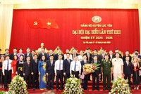 Ông Hoàng Hữu Độ (người cầm hoa) tái đắc cử chức danh Bí thư Huyện ủy Lục Yên.