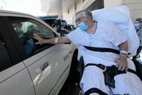 Một bệnh nhân Covid-19 ra viện ở Texas cuối tháng 5. Ảnh: Reuters.