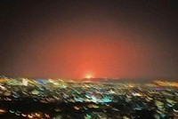 Vụ nổ khiến bầu trời Iran chuyển thành đỏ rực. (Ảnh: Twitter).