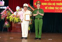 Thứ trưởng Bộ Công an Nguyễn Duy Ngọc trao quyết định của Bộ trưởng Bộ Công an cho Đại tá Đinh Văn Nơi.