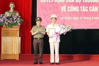 Thứ trưởng Lương Tam Quang trao quyết định điều động và bổ nhiệm Đại tá Nguyễn Viết Giang giữ chức vụ Giám đốc Công an tỉnh Lai Châu.