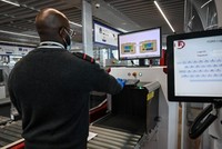 Nhân viên an ninh sử dụng thiết bị giám sát hàng hóa tại một sân bay. (Ảnh minh họa. Nguồn: AFP).