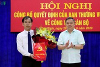 Ông Nguyễn Xuân Trường (người cầm hoa) - tân Chủ tịch UBND huyện Yên Bình
.