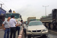 Phần đầu xe hư hỏng sau tai nạn.