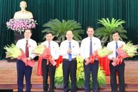 Bí thư Tỉnh ủy, Chủ tịch HĐND tỉnh Thanh Hóa Nguyễn Văn Chiến (giữa) chúc mừng ông Nguyễn Văn Thi và các cán bộ được bầu chức danh mới tại Kỳ họp thứ 12 HĐND tỉnh khóa 17.