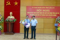 Tân giám đốc Sở Thông tin và Truyền thông tỉnh Lào Cai - Vũ Hùng Dũng (trái).