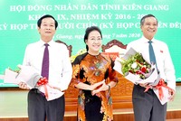 Phó Bí thư Tỉnh ủy, Chủ tịch HĐND tỉnh Kiên Giang Đặng Tuyết Em chúc mừng đồng chí Phạm Vũ Hồng và đồng chí Đỗ Thanh Bình (phía trái).