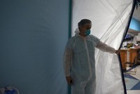 Nhân viên y tế tại khu vực chăm sóc tích cực dành cho bệnh nhân nCoV thuộc Trung tâm Y tế United Memorial ở Houston, Texas, ngày 29/6. Ảnh: Reuters.