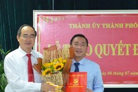 Bí thư Thành ủy TPHCM Nguyễn Thiện Nhân trao quyết định cho ông Phạm Thành Kiên. Ảnh: Trang tin điện tử Đảng bộ TPHCM.