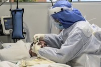 Y tá nhỏ thuốc mắt cho bệnh nhân Covid-19 tại Colombia ngày 8/7. Ảnh: AFP.