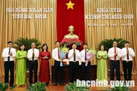 Lãnh đạo tỉnh tặng hoa chúc mừng ông Vương Quốc Tuấn và ông Đào Quang Khải (Ảnh: Cổng TTĐT tỉnh Bắc Ninh).