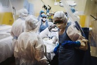 Nhân viên y tế chăm sóc bệnh nhân ở Pháp ngày 9/4. Ảnh: AFP.