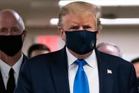 Tổng thống Trump đeo khẩu trang khi thăm Trung tâm Y tế Quân đội Quốc gia Walter Reed ở Bethesda, bang Maryland, ngày 11/7. Ảnh: AFP.
