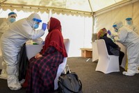 Nhân viên y tế lấy mẫu xét nghiệm cho người dân ở Bandung, Indonesia, hôm 11/7. Ảnh: AFP.