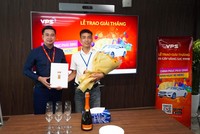 Nhà đầu tư Hà Viết Trung (bên phải) nhận giải Nhất tháng 6 cuộc thi “Chinh phục phái sinh - Rinh ngay xe Merc” trị giá 1 cây vàng SJC 9999.