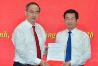 Bí thư Thành ủy TP.HCM Nguyễn Thiện Nhân trao quyết định cho ông Dương Ngọc Hải.