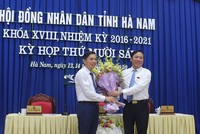 Ông Phạm Sỹ Lợi, Phó Bí thư thường trực Tỉnh ủy, Chủ tịch HĐND tỉnh Hà Nam tặng hoa chúc mừng ông Trần Xuân Dưỡng.