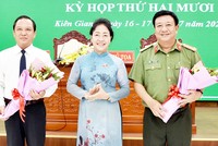 Đồng chí Đặng Thị Tuyết Em, Phó Bí thư Thường trực Tỉnh ủy - Chủ tịch HĐND tỉnh Kiên Giang chúc mừng đồng chí Nguyễn Đức Chín và đồng chí Đỗ Triệu Phong.