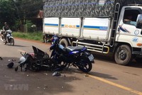 Vụ tai nạn xảy ra vào khoảng 15 giờ trên Tỉnh lộ 755, đoạn thôn 9, xã Đức Liệu, huyện Bù Đăng, khi hai xe máy chạy ngược chiều với tốc độ cao đâm trực diện vào nhau khiến 2 lái xe bị văng xuống đường và tử vong tại chỗ. (Ảnh: TTXVN phát).