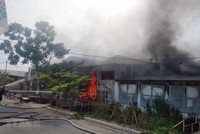 Hiện trường vụ cháy ở xưởng phun sơn đồ gỗ khiến 1 người tử vong và 1 người bị thương. (Ảnh: Thái Hùng/TTXVN).