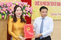 Chủ tịch UBND tỉnh Quảng Ninh Nguyễn Văn Thắng trao quyết định và chúc mừng tân Phó Chủ tịch Nguyễn Thị Hạnh.