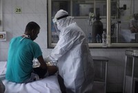 Nhân viên y tế chăm sóc cho bệnh nhân nhiễm nCoV tại một bệnh viện ở thủ đô New Delhi, Ấn Độ, ngày 17/7. Ảnh: Reuters.