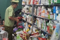 Lực lượng Quản lý thị trường kiểm tra hàng hóa tại một cơ sở. (Ảnh: Quản lý thị trường cung cấp).