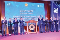 Thủ tướng Chính phủ Nguyễn Xuân Phúc cùng lãnh đạo một số bộ, ngành tham dự Lễ kỷ niệm 20 năm hoạt động TTCK Việt Nam và 20 năm HOSE.