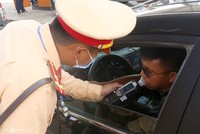 Cán bộ Cục CSGT kiểm tra nồng độ cồn tài xế ôtô trên cao tốc Bắc Giang - Lạng Sơn hồi tháng 6.