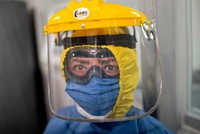 Nhân viên y tế điều trị bệnh nhân Covid-19 ở Mexico ngày 20/7. Ảnh: AFP.