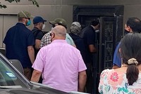 Nhóm nam giới phá cửa sau và đi vào trong tổng lãnh sự quán Trung Quốc tại Houston, Texas, ngày 24/7. Ảnh: Reuters.