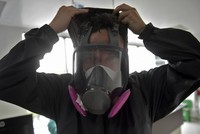Bác sĩ đeo đồ bảo hộ ở Colombia ngày 24/7. Ảnh: AFP.