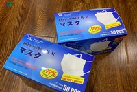 Theo khuyến cáo của ngành y tế, người dân không nên quá hoang mang và tích trữ khẩu trang, nước sát khuẩn, đồng thời có thể sử dụng khẩu trang vải khi ra đường.