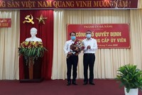 Ông Trương Quang Nghĩa (phải) trao quyết định bổ nhiệm ông Nguyễn Đình Vĩnh.