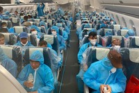 Người lao động xuống sân bay Nội Bài.