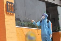 Nhân viên y tế phun khử khuẩn nhà hàng số 106, Trần Thái Tông.