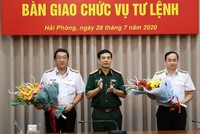 Thượng tướng Phan Văn Giang chúc mừng đồng chí Phạm Hoài Nam và đồng chí Trần Thanh Nghiêm.