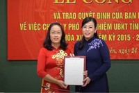 Bí thư Tỉnh ủy Thái Nguyên Nguyễn Thanh Hải trao Quyết định của Ban Bí thư cho bà Tống Thị Tâm.