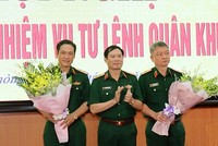 Trung tướng Nguyễn Tân Cương chúc mừng Trung tướng Vũ Hải Sản và Thiếu tướng Nguyễn Quang Ngọc.