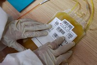 Điều trị COVID-19 bằng huyết tương của bệnh nhân mắc COVID-19 được áp dụng cho các ca bệnh nặng. (Ảnh: THX/TTXVN).