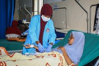 Y tá chăm sóc bệnh nhân Covid-19 ở Somalia ngày 29/7. Ảnh: AFP.