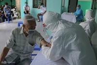 Nhân viên y tế phường Yên Hòa, quận Cầu Giấy lấy mẫu máu xét nghiệm cho người về từ Đà Nẵng ngày 30/7.