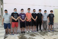 Các đối tượng bị bắt giữ khi chuẩn bị xuất cảnh trái phép qua biên giới. (Ảnh: Thanh Tân/TTXVN).