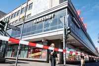 Cảnh sát phong tỏa bên ngoài ngân hàng. (Nguồn: DPA).